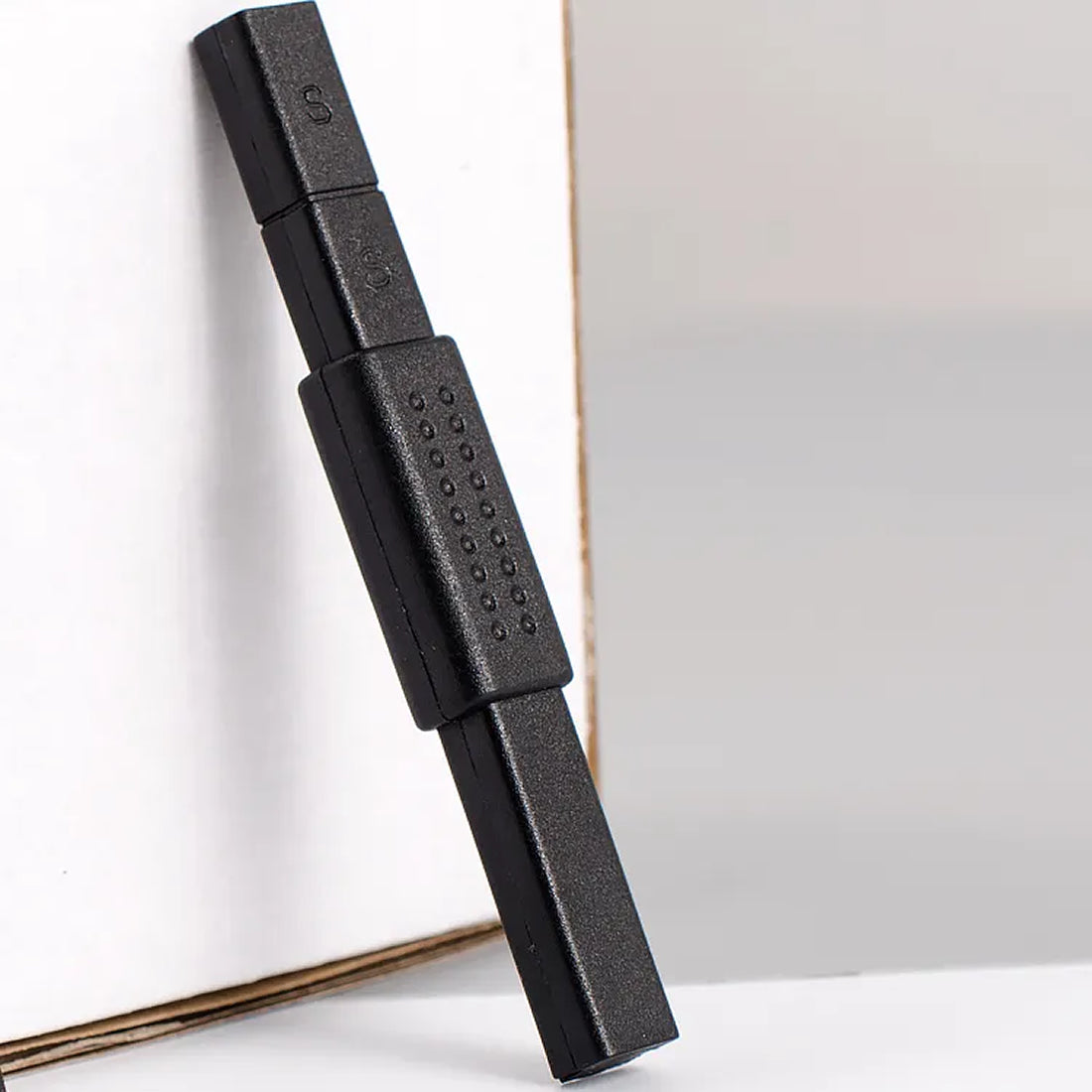 Gleevia Cateye Magnet Tool For Creating Cat Eye Nail Design